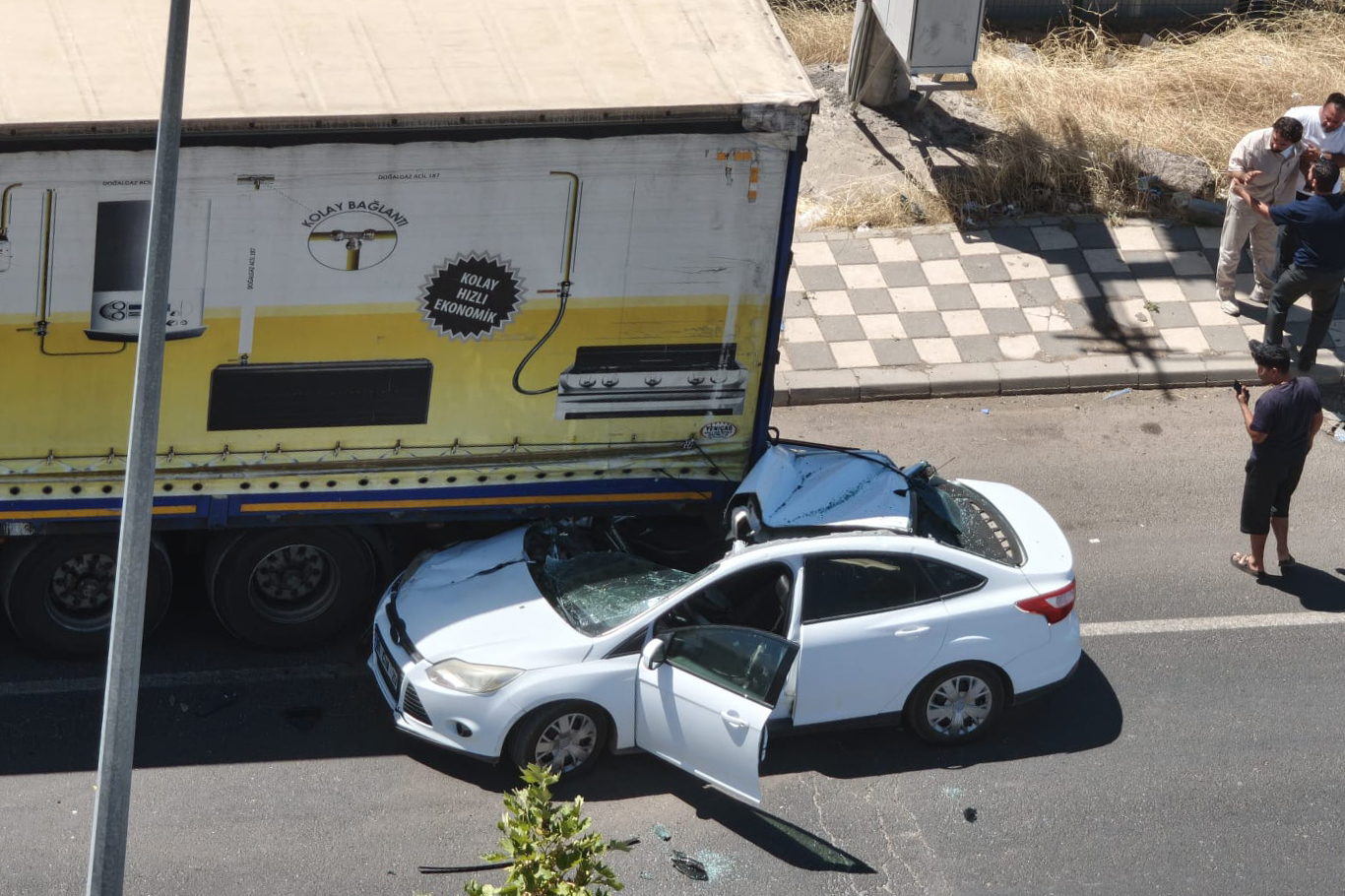 Diyarbakır'da otomobil park halindeki kamyona çarptı: 1 yaralı