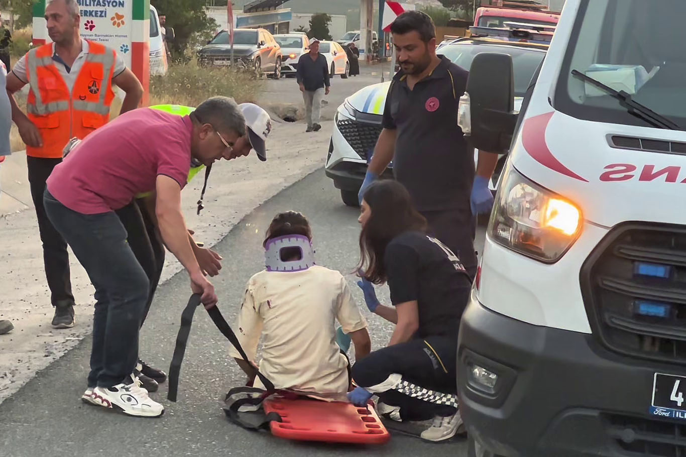Malatya'da mevsimlik tarım işçilerini taşıyan minibüs tıra çarptı: 3'ü ağır 18 yaralı