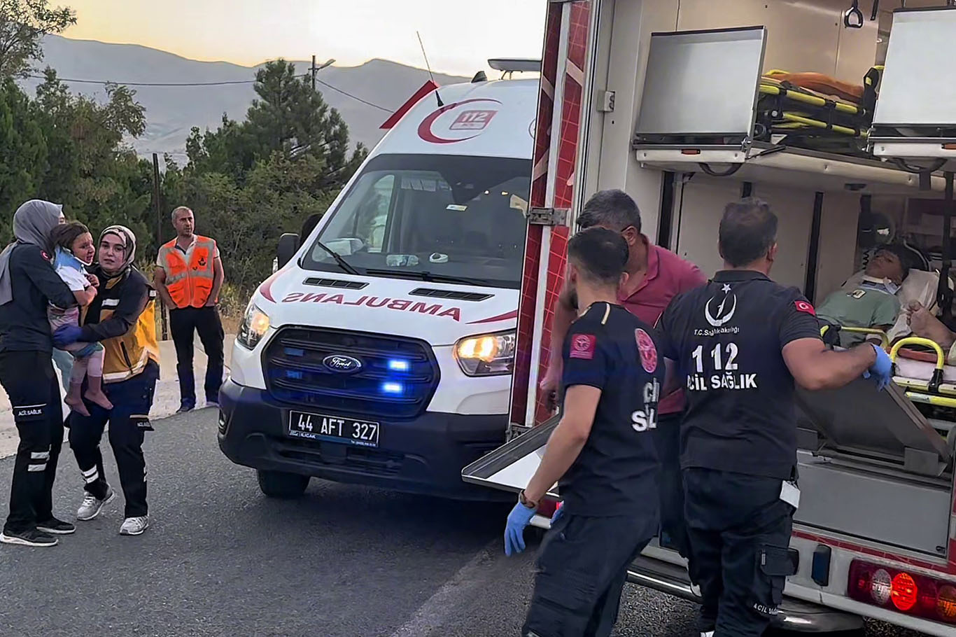 Malatya'da mevsimlik tarım işçilerini taşıyan minibüs tıra çarptı: 3'ü ağır 18 yaralı