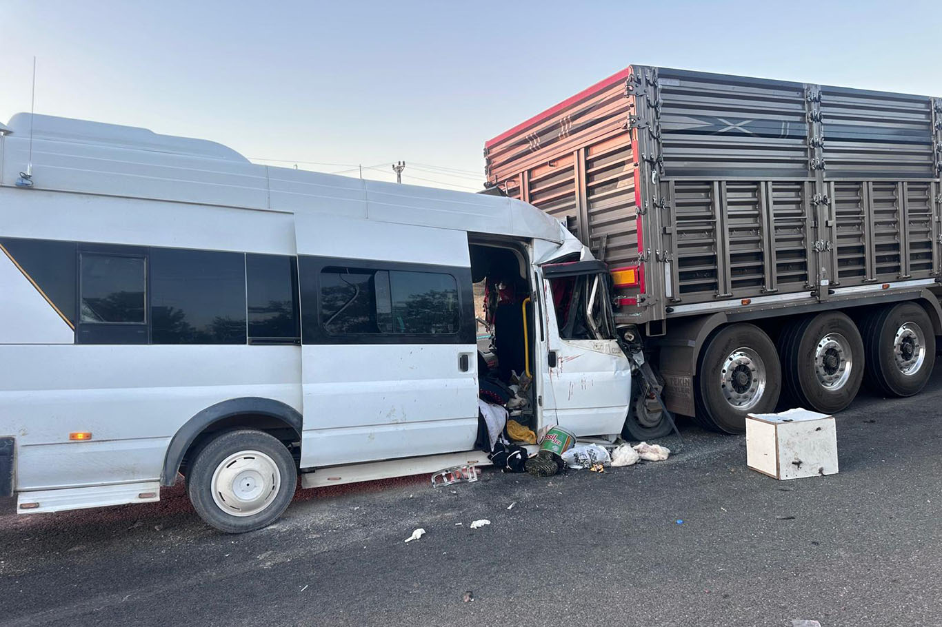 Malatya'da mevsimlik tarım işçilerini taşıyan minibüs tıra çarptı: 3'ü ağır 18 yaralı