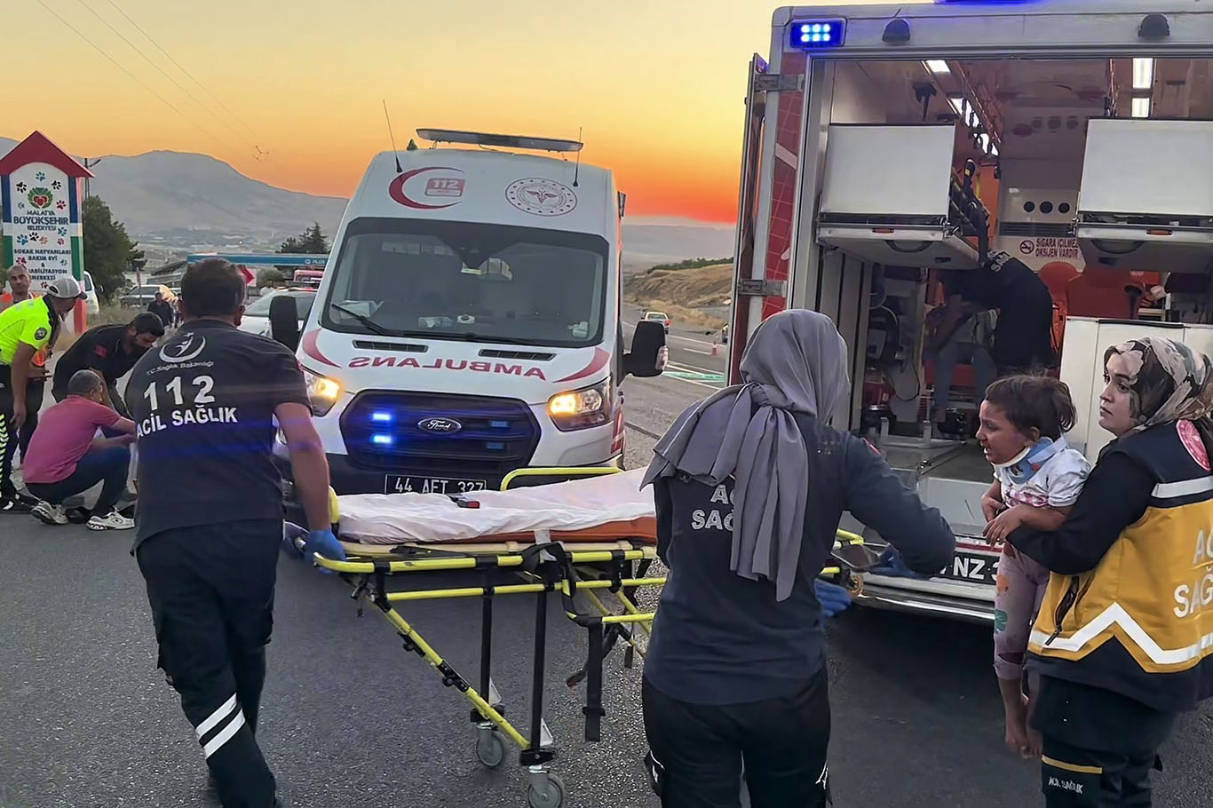 Malatya'da mevsimlik tarım işçilerini taşıyan minibüs tıra çarptı: 3'ü ağır 18 yaralı