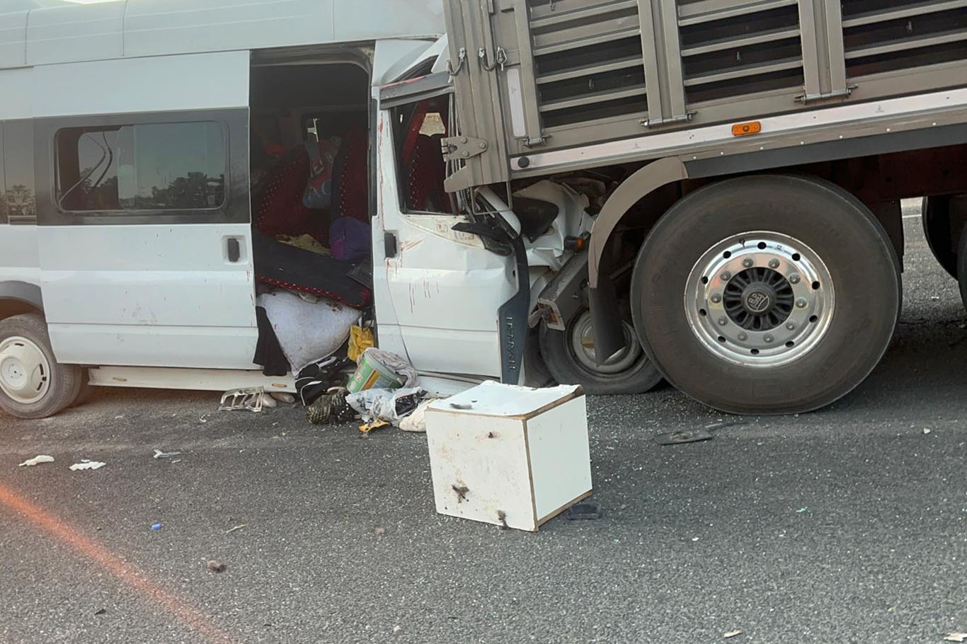 Malatya'da mevsimlik tarım işçilerini taşıyan minibüs tıra çarptı: 3'ü ağır 18 yaralı