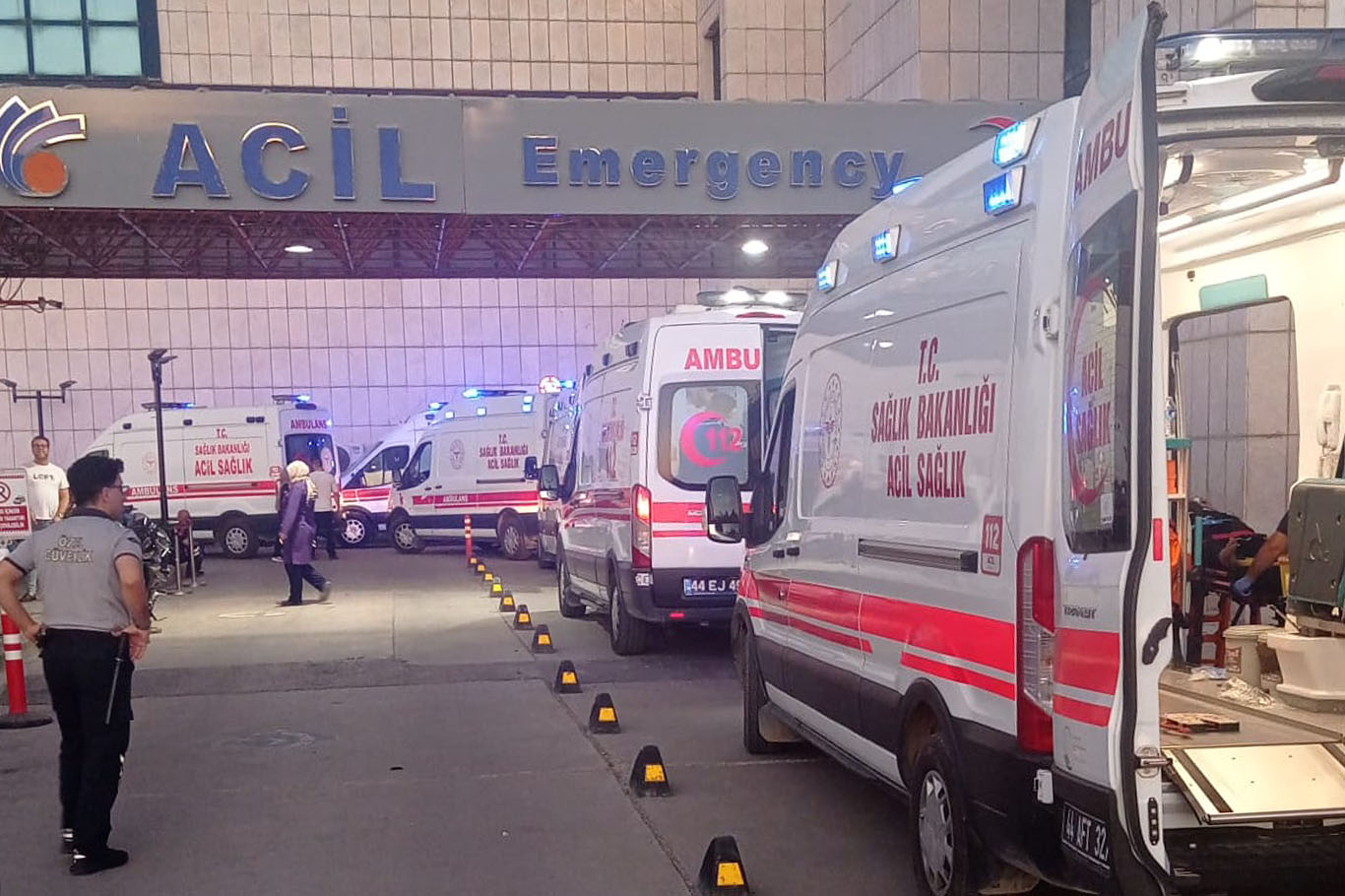 Malatya'da mevsimlik tarım işçilerini taşıyan minibüs tıra çarptı: 3'ü ağır 18 yaralı