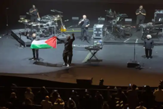 بازداشت گروه مشهور جهانی مسئو اتک توسط پلیس سنگاپور به دلیل اهتزاز پرچم فلسطین