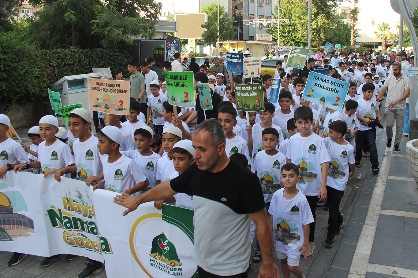 CİZRE’DE YÜZLERCE ÇOCUK "HAYAT NAMAZLA GÜZELDİR" MESAJIYLA YÜRÜDÜ