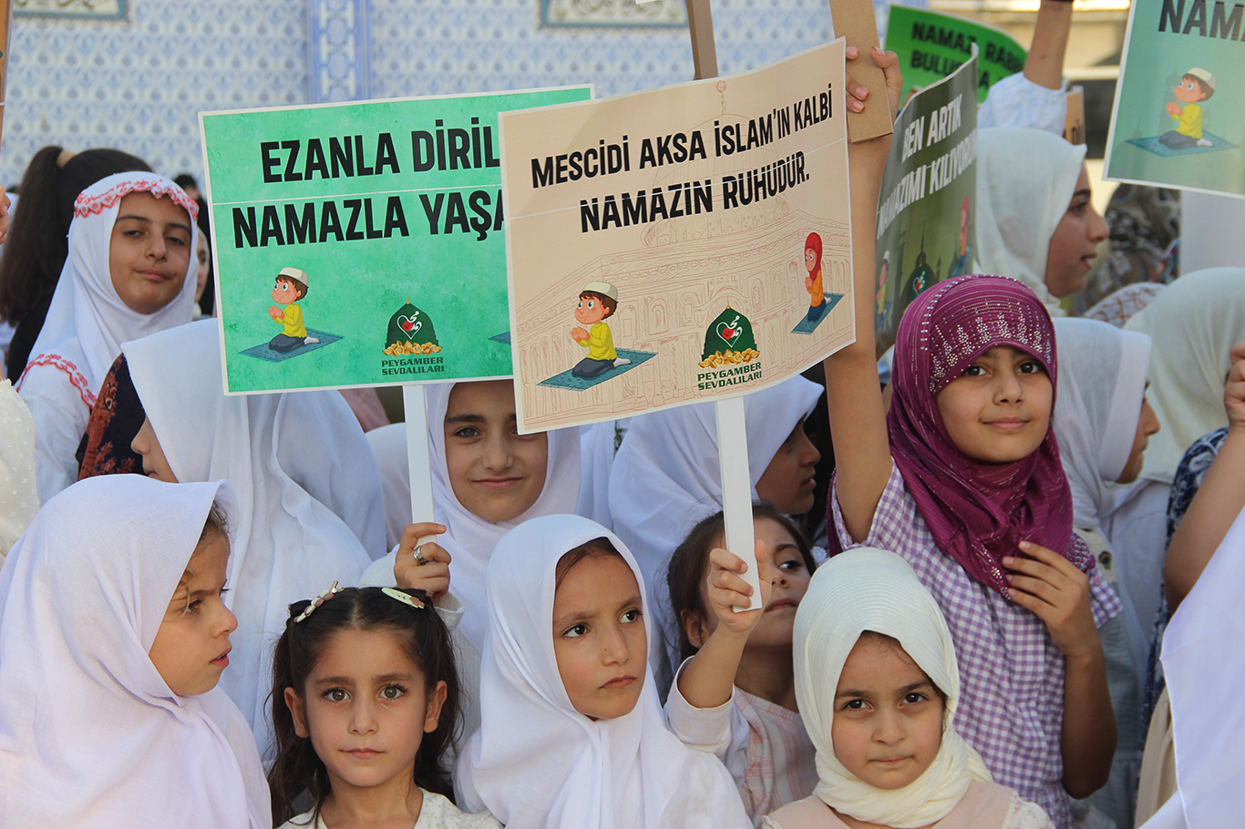 CİZRE’DE YÜZLERCE ÇOCUK "HAYAT NAMAZLA GÜZELDİR" MESAJIYLA YÜRÜDÜ
