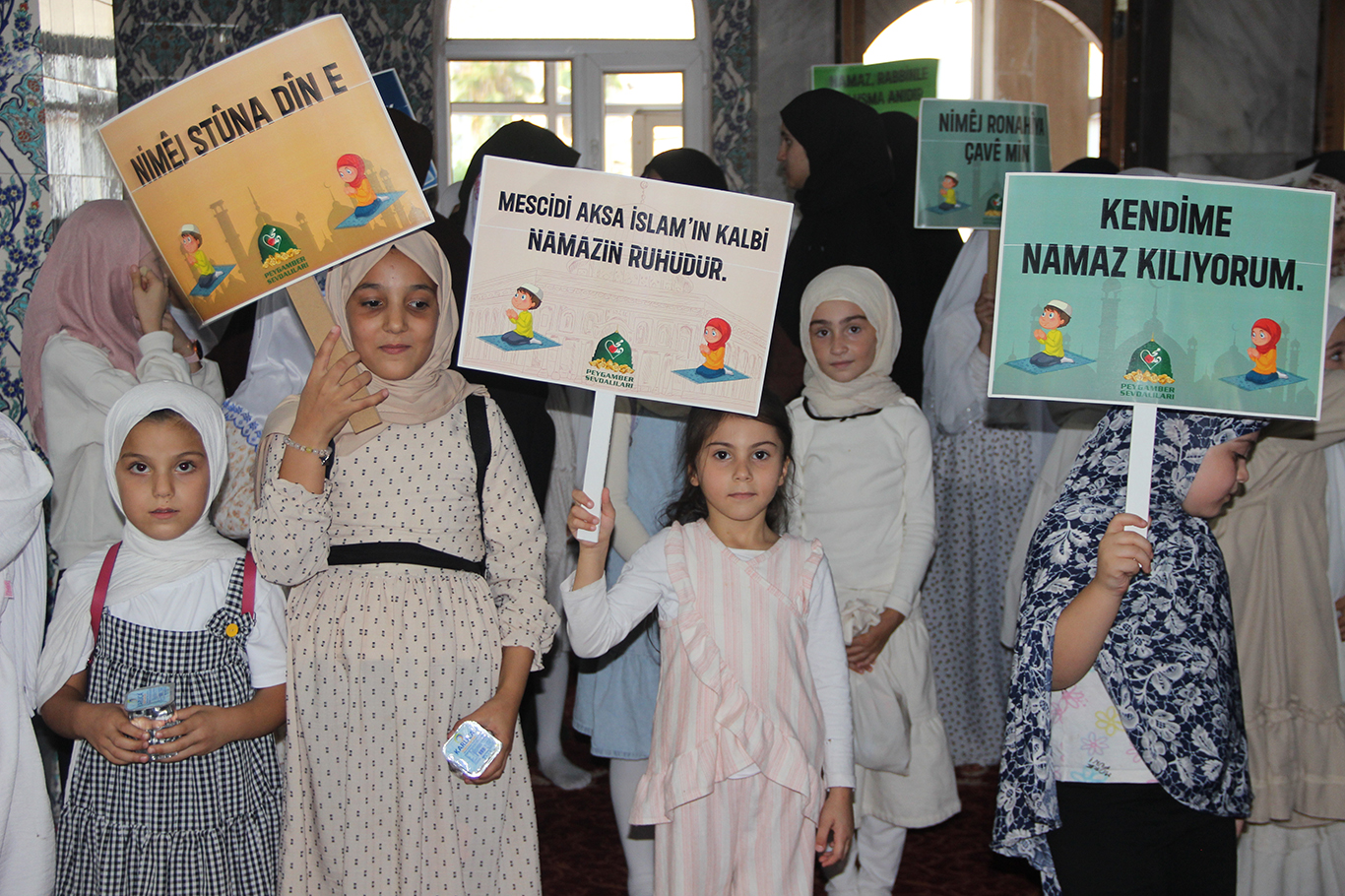 CİZRE’DE YÜZLERCE ÇOCUK "HAYAT NAMAZLA GÜZELDİR" MESAJIYLA YÜRÜDÜ