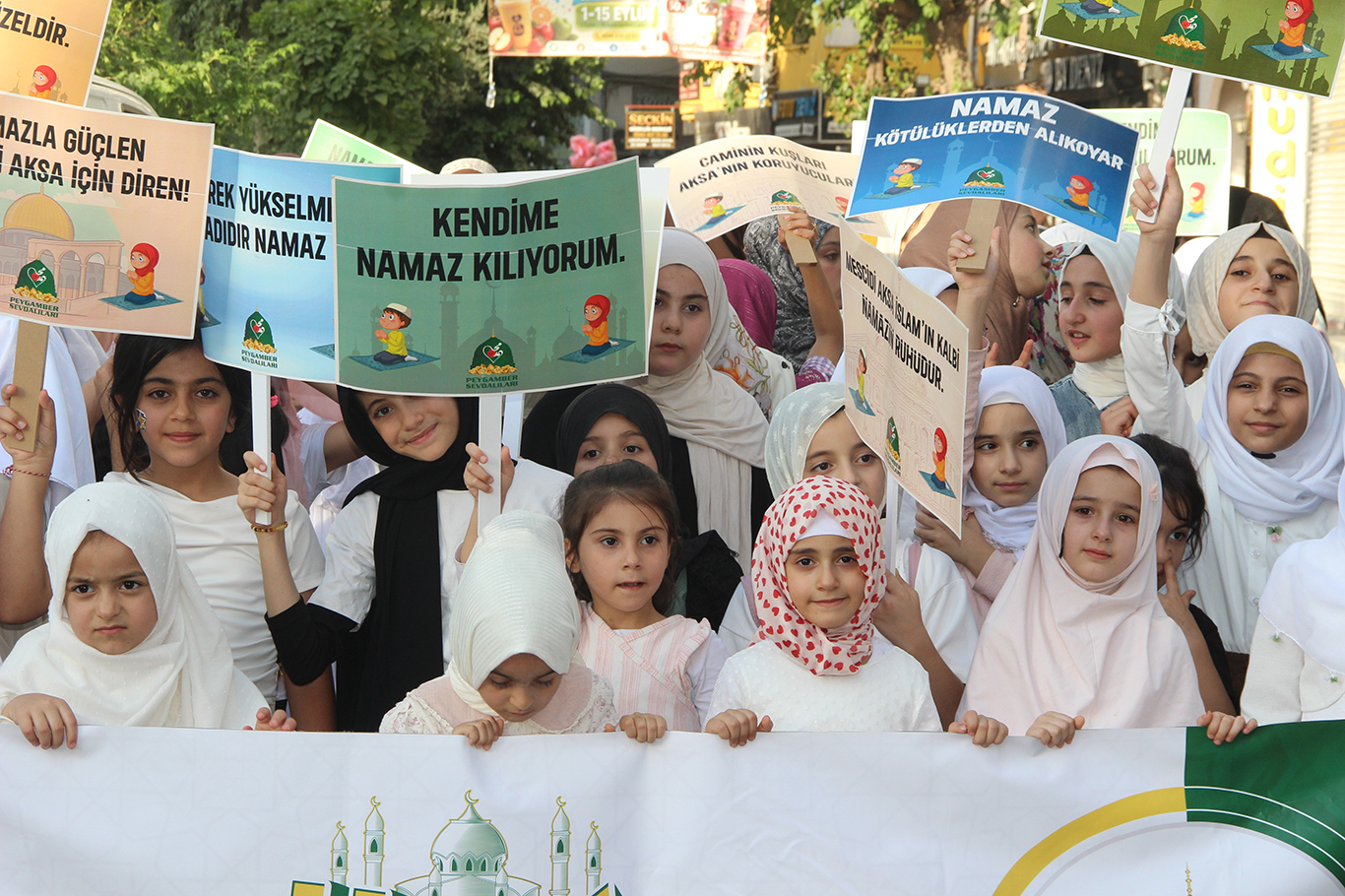 CİZRE’DE YÜZLERCE ÇOCUK "HAYAT NAMAZLA GÜZELDİR" MESAJIYLA YÜRÜDÜ