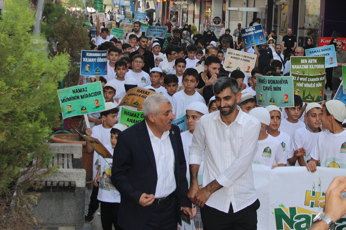 CİZRE’DE YÜZLERCE ÇOCUK "HAYAT NAMAZLA GÜZELDİR" MESAJIYLA YÜRÜDÜ
