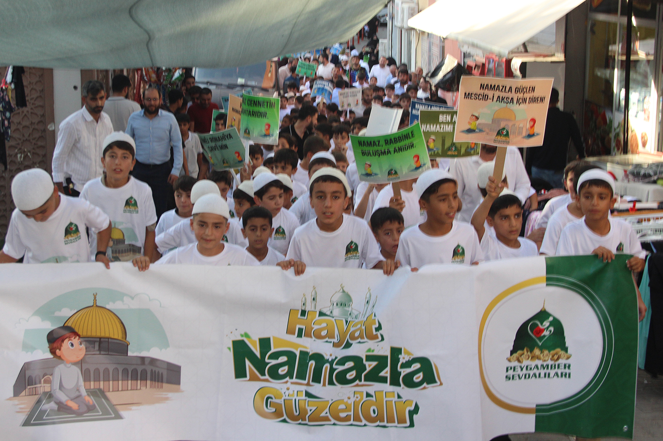 CİZRE’DE YÜZLERCE ÇOCUK "HAYAT NAMAZLA GÜZELDİR" MESAJIYLA YÜRÜDÜ