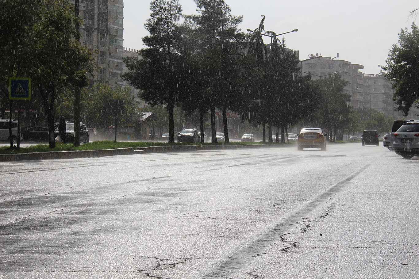 Diyarbakır’da sıcak havanın ardından sağanak yağış