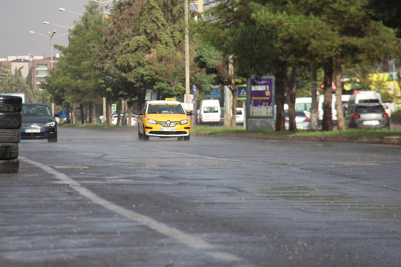 Diyarbakır’da sıcak havanın ardından sağanak yağış