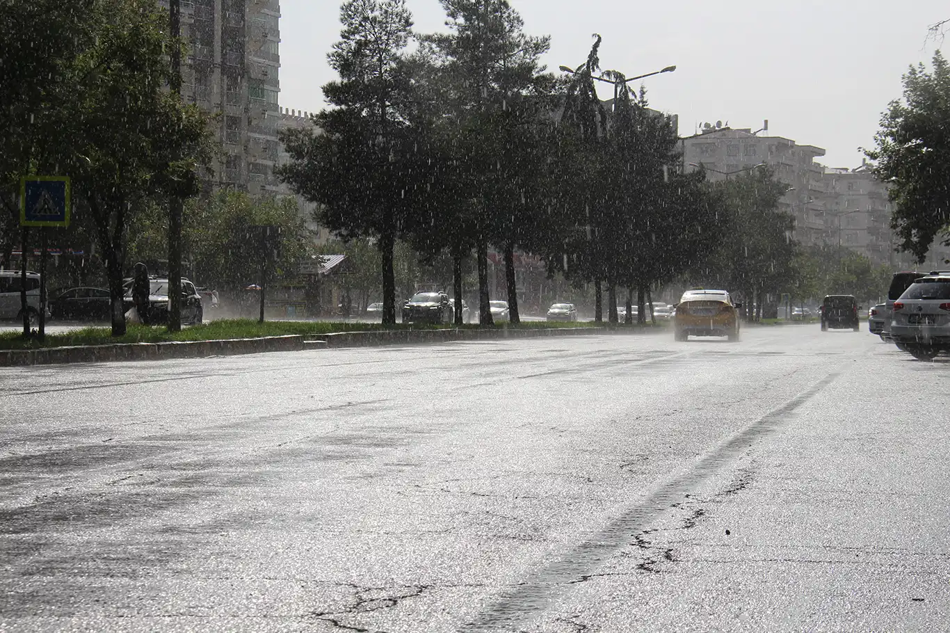 Diyarbakır’da sıcak havanın ardından sağanak yağış
