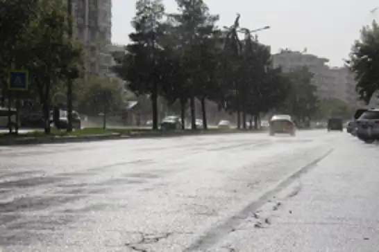 Diyarbakır’da sıcak havanın ardından sağanak yağış