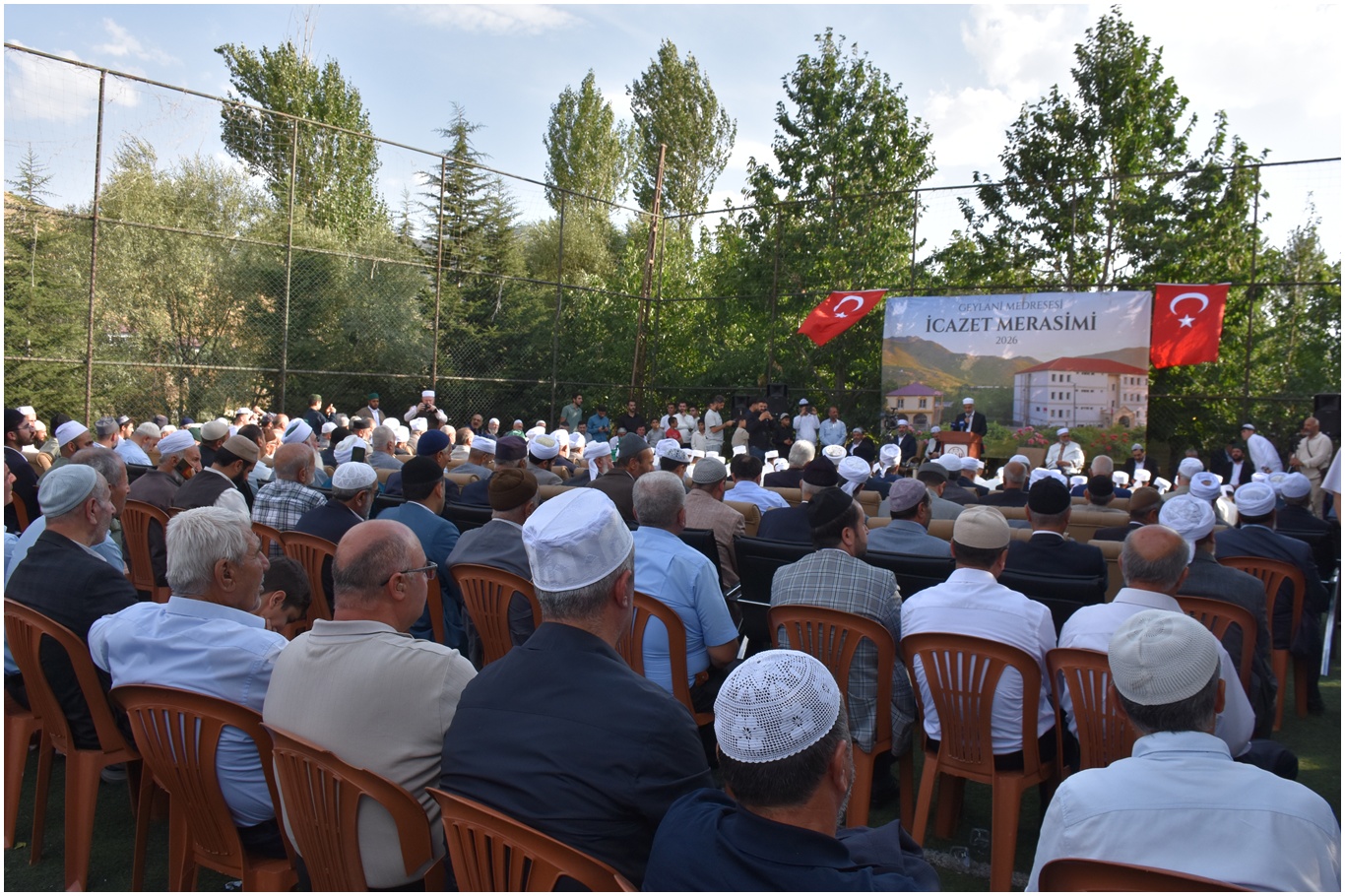 Bitlis’te ilimlerini tamamlayan  54 alim ve hafıza icazet verildi