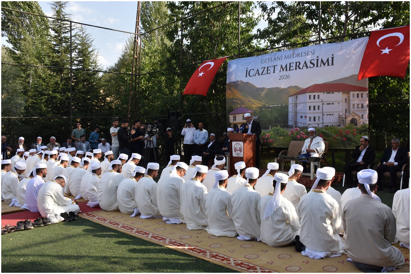 Bitlis’te ilimlerini tamamlayan  54 alim ve hafıza icazet verildi