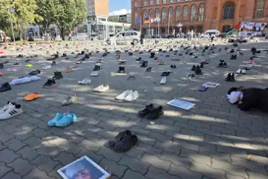 Berlin'de Gazze'de şehit edilenler için sembolik anma: Alexanderplatz'a binlerce ayakkabı bırakıldı