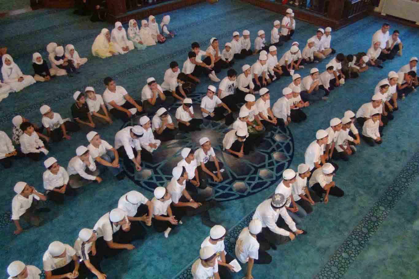 Kocaeli'de yüzlerce çocuk namaz için yürüdü