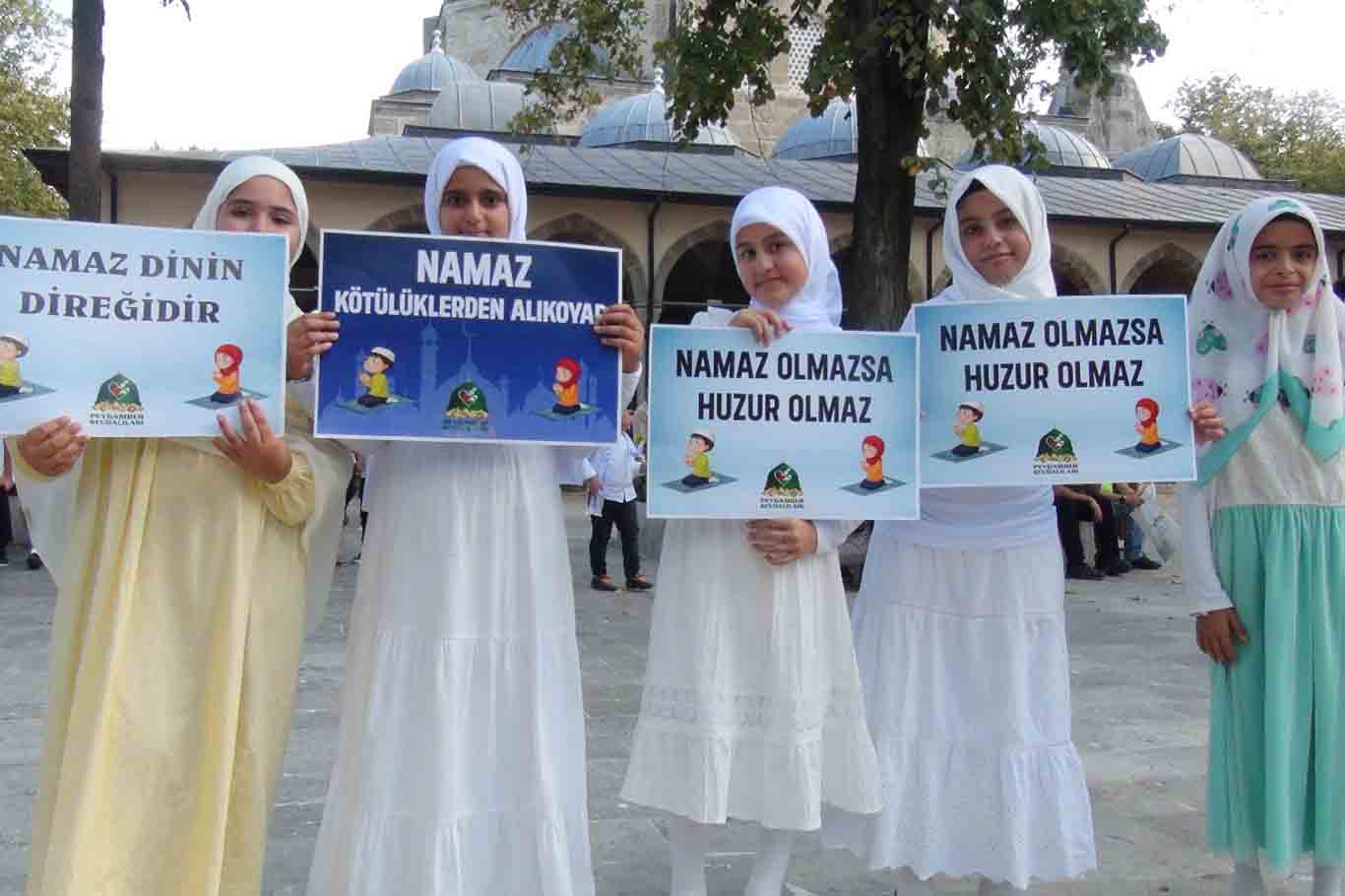 Kocaeli'de yüzlerce çocuk namaz için yürüdü