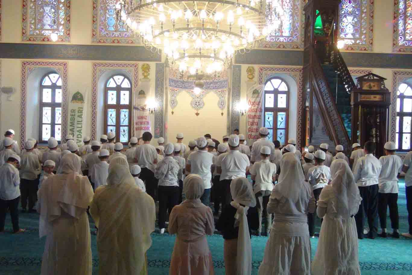 Kocaeli'de yüzlerce çocuk namaz için yürüdü