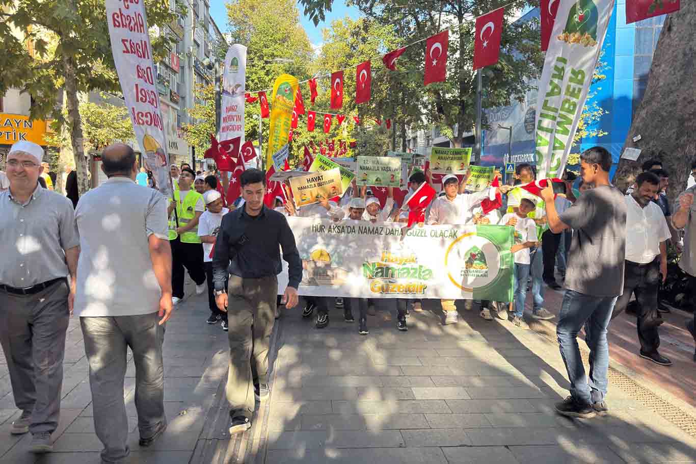 Kocaeli'de yüzlerce çocuk namaz için yürüdü