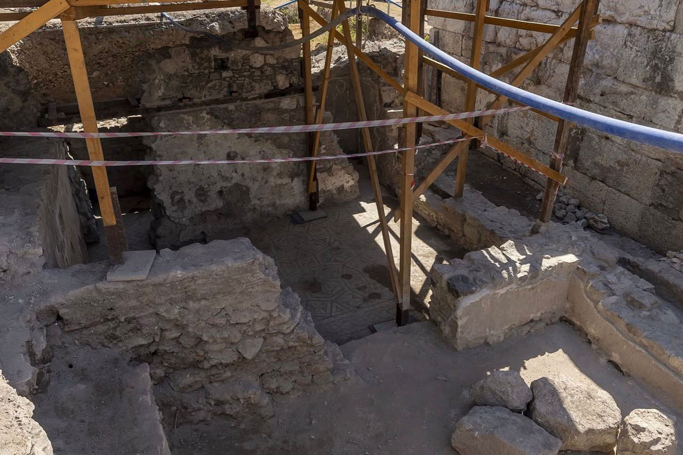 İzmir'deki Smyrna Agorası'nda 2 bin yıllık su kanalı bulundu