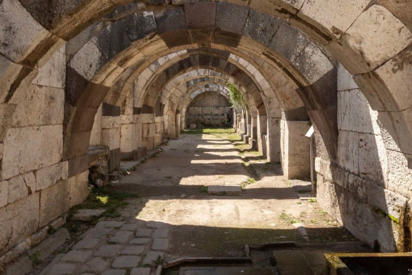 İzmir'deki Smyrna Agorası'nda 2 bin yıllık su kanalı bulundu