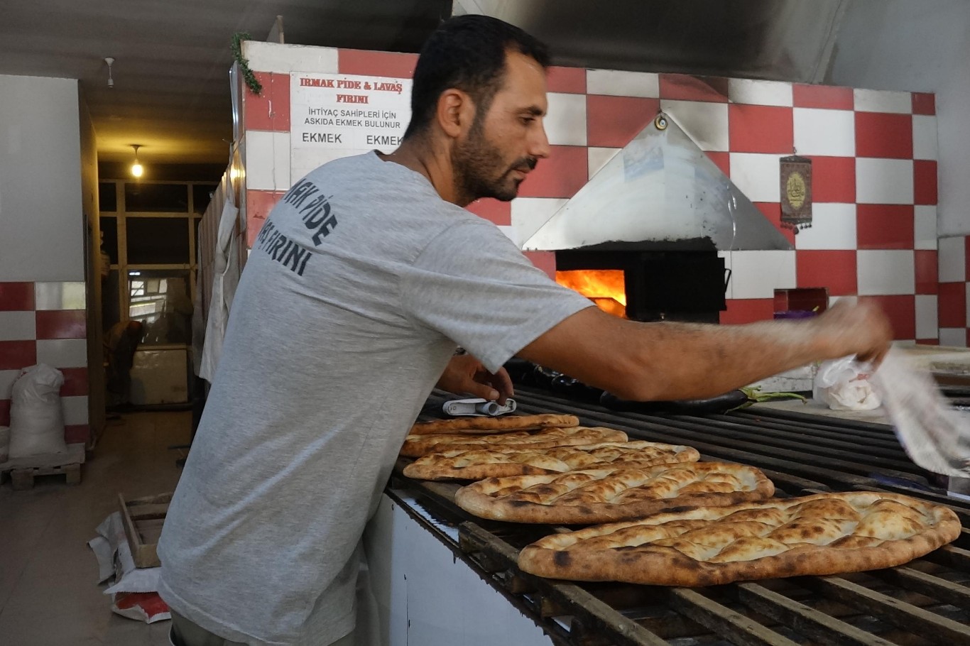 Çeyrek asırlık fırın ustası hem kendisini hem de çıraklarını helal rızık çizgisinde yetiştiriyor