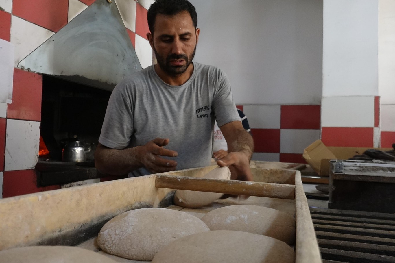 Çeyrek asırlık fırın ustası hem kendisini hem de çıraklarını helal rızık çizgisinde yetiştiriyor