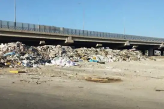 İzmir'in caddelerindeki çöp ve moloz yığını tepki çekiyor