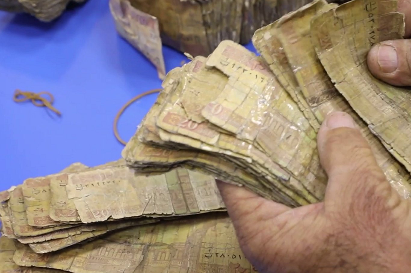 Banka Navendî ya Efxenistanê banknotên kevin bi yên nû guherand