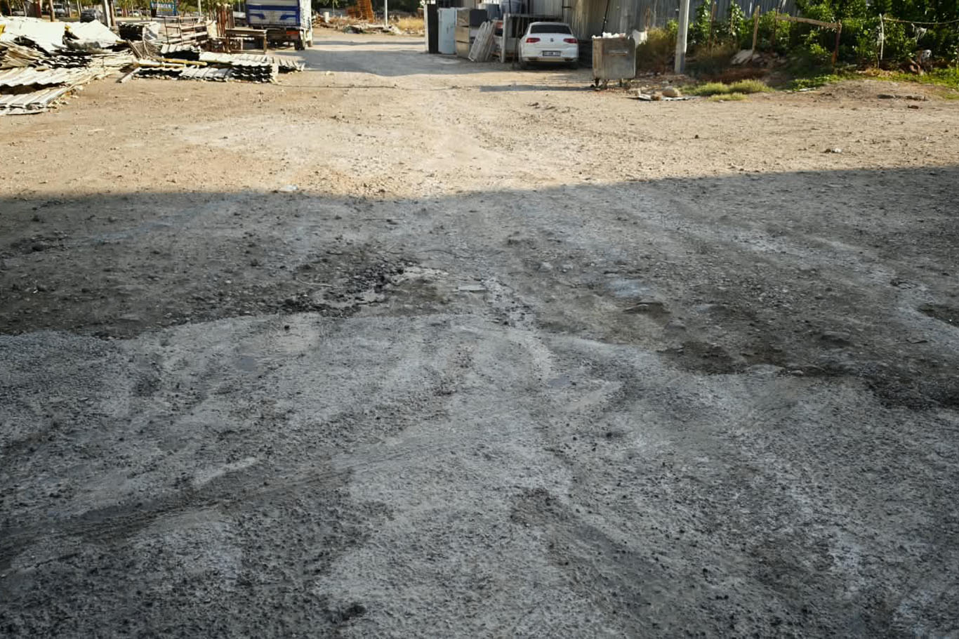 Onarılmayan yol, mahalle sakinleri ve esnafın tepkisine neden oldu