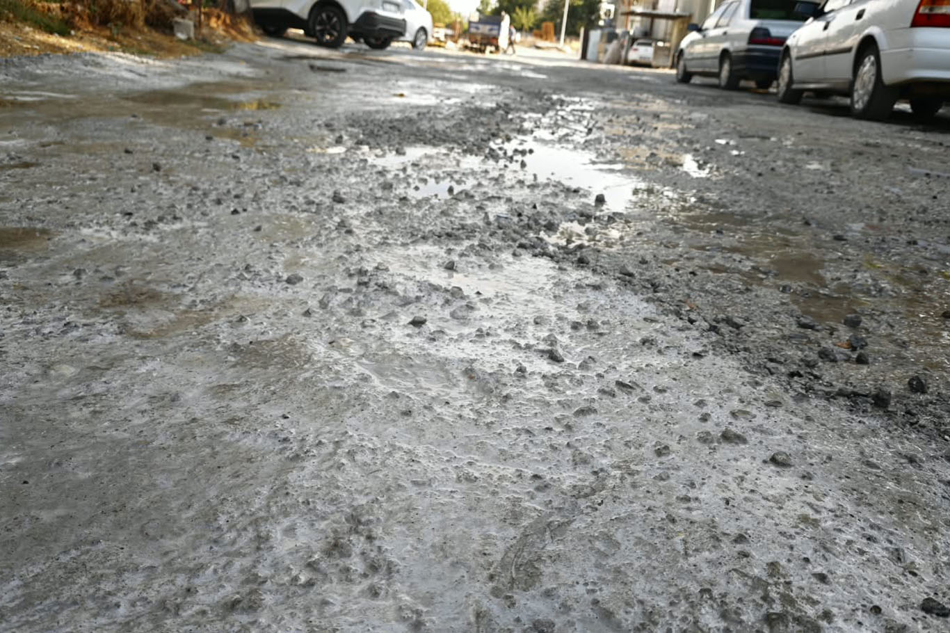 Onarılmayan yol, mahalle sakinleri ve esnafın tepkisine neden oldu