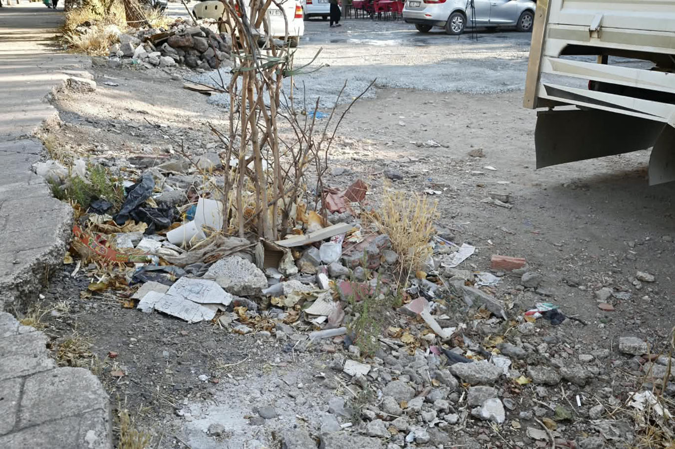 Onarılmayan yol, mahalle sakinleri ve esnafın tepkisine neden oldu