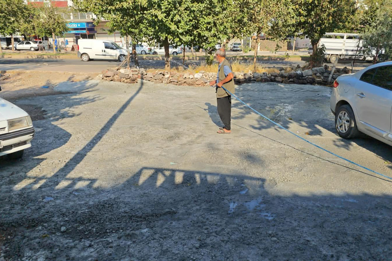 Onarılmayan yol, mahalle sakinleri ve esnafın tepkisine neden oldu