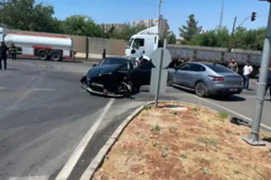 Yanmayan trafik işaretleri zincirleme kazaya neden oldu