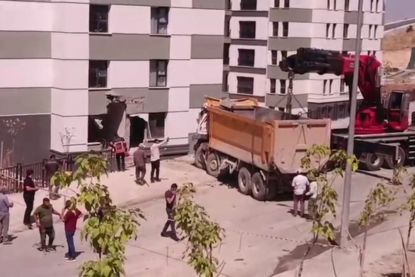 Malatya'da freni boşalan kamyon TOKİ konutlarına çarptı: 1 yaralı