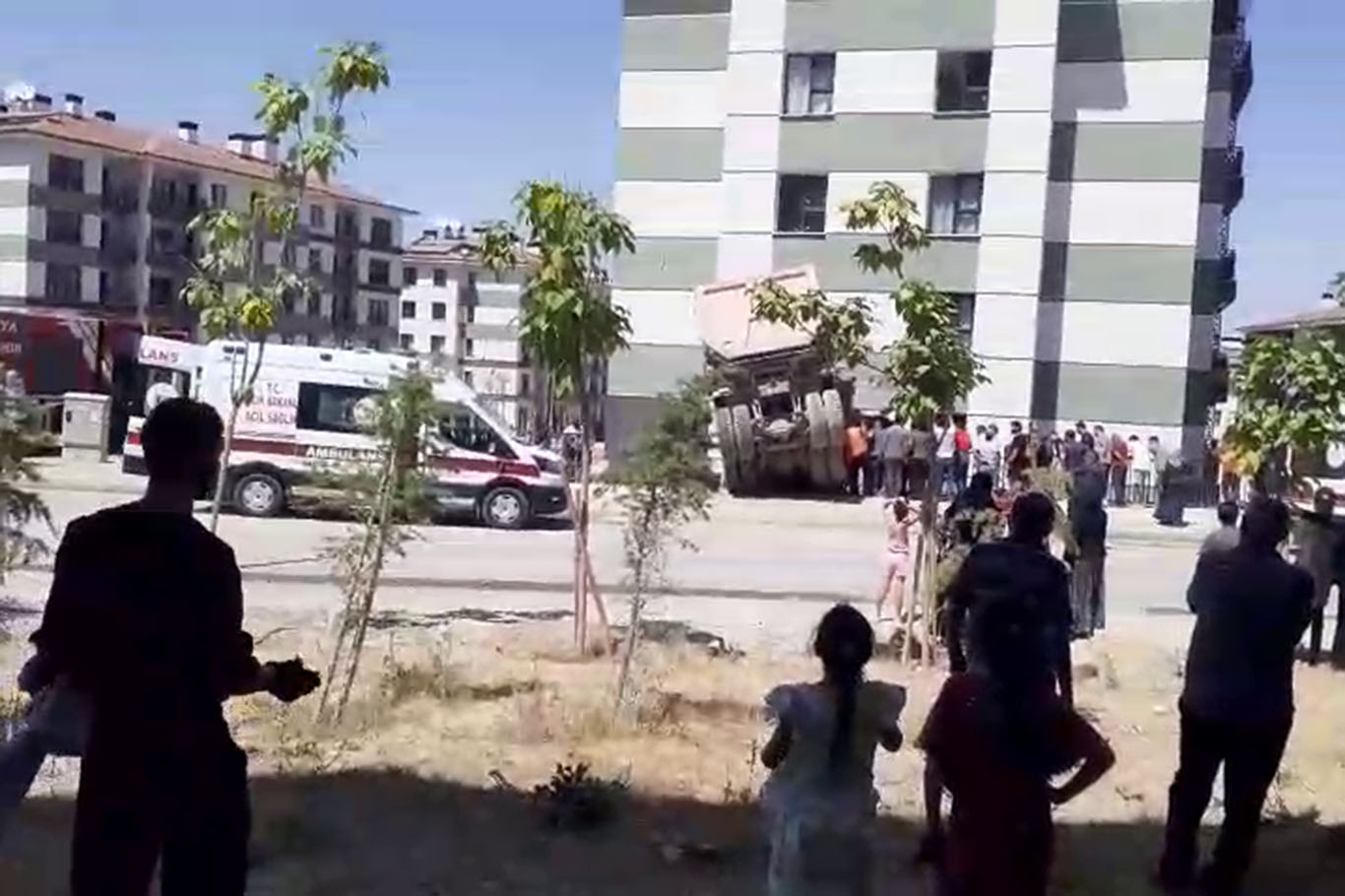 Malatya'da freni boşalan kamyon TOKİ konutlarına çarptı: 1 yaralı