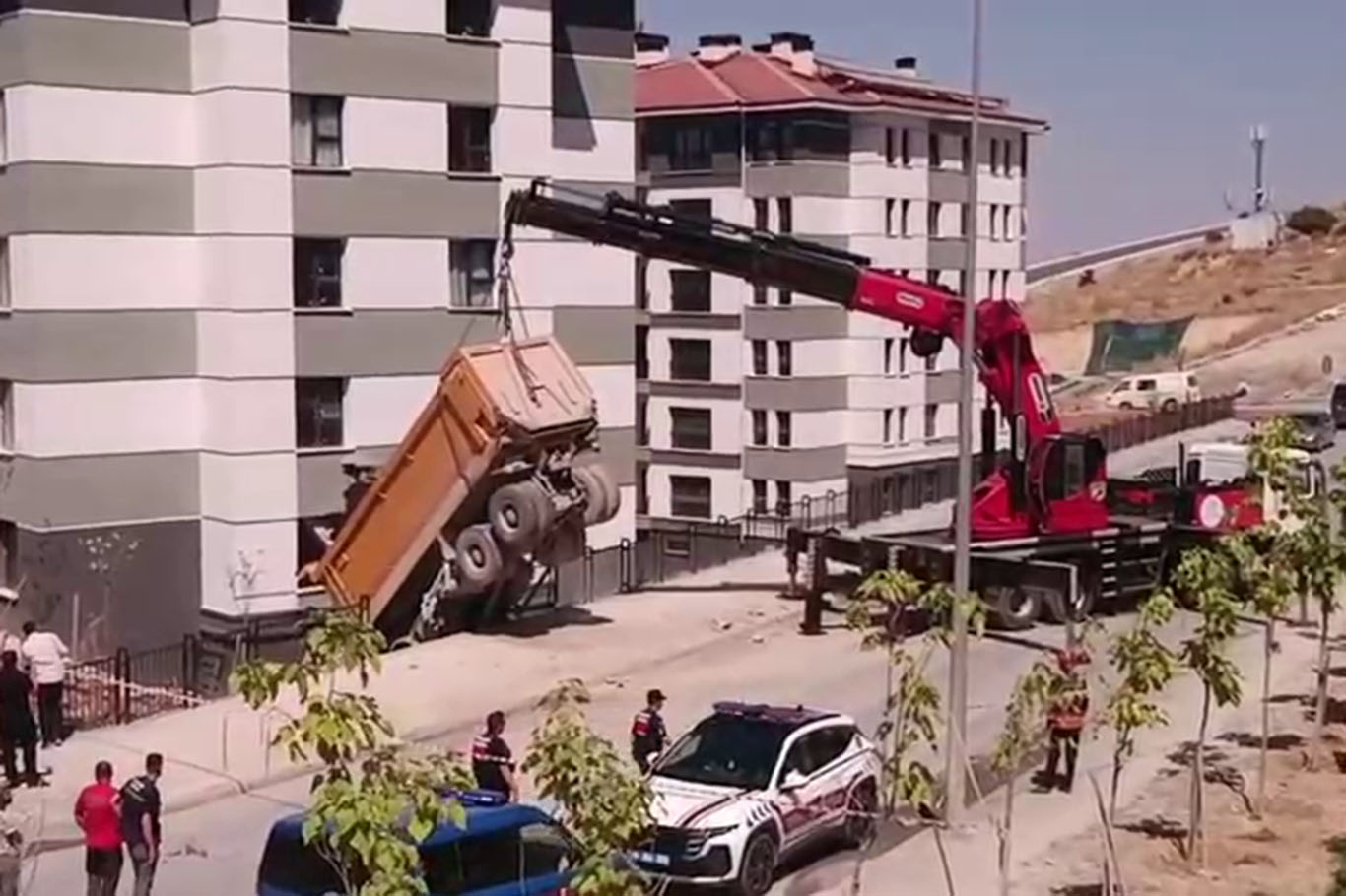 Malatya'da freni boşalan kamyon TOKİ konutlarına çarptı: 1 yaralı