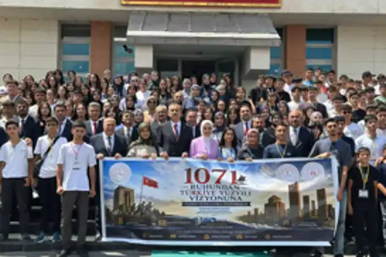 Ağrı'da gençler tarih gezisine uğurlandı
