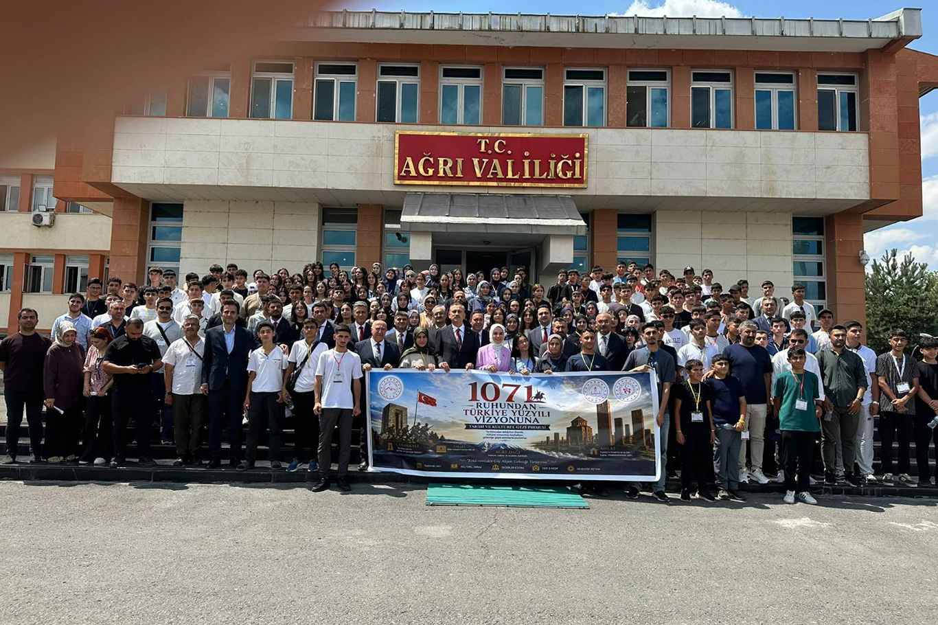 Ağrı'da gençler tarih gezisine uğurlandı