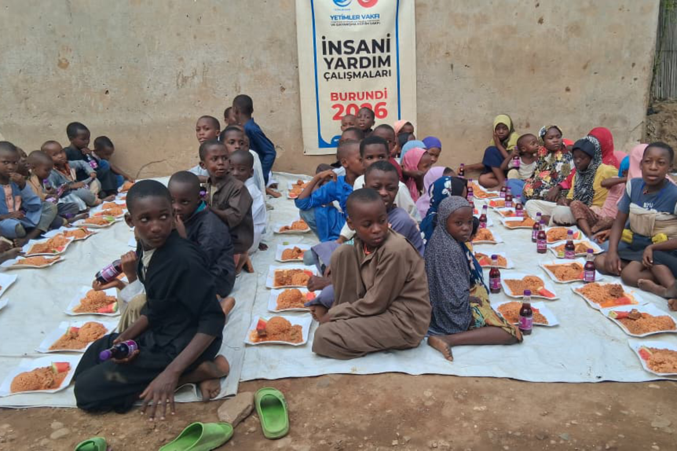Yetimler Vakfı Afrika'da sıcak yemek dağıttı