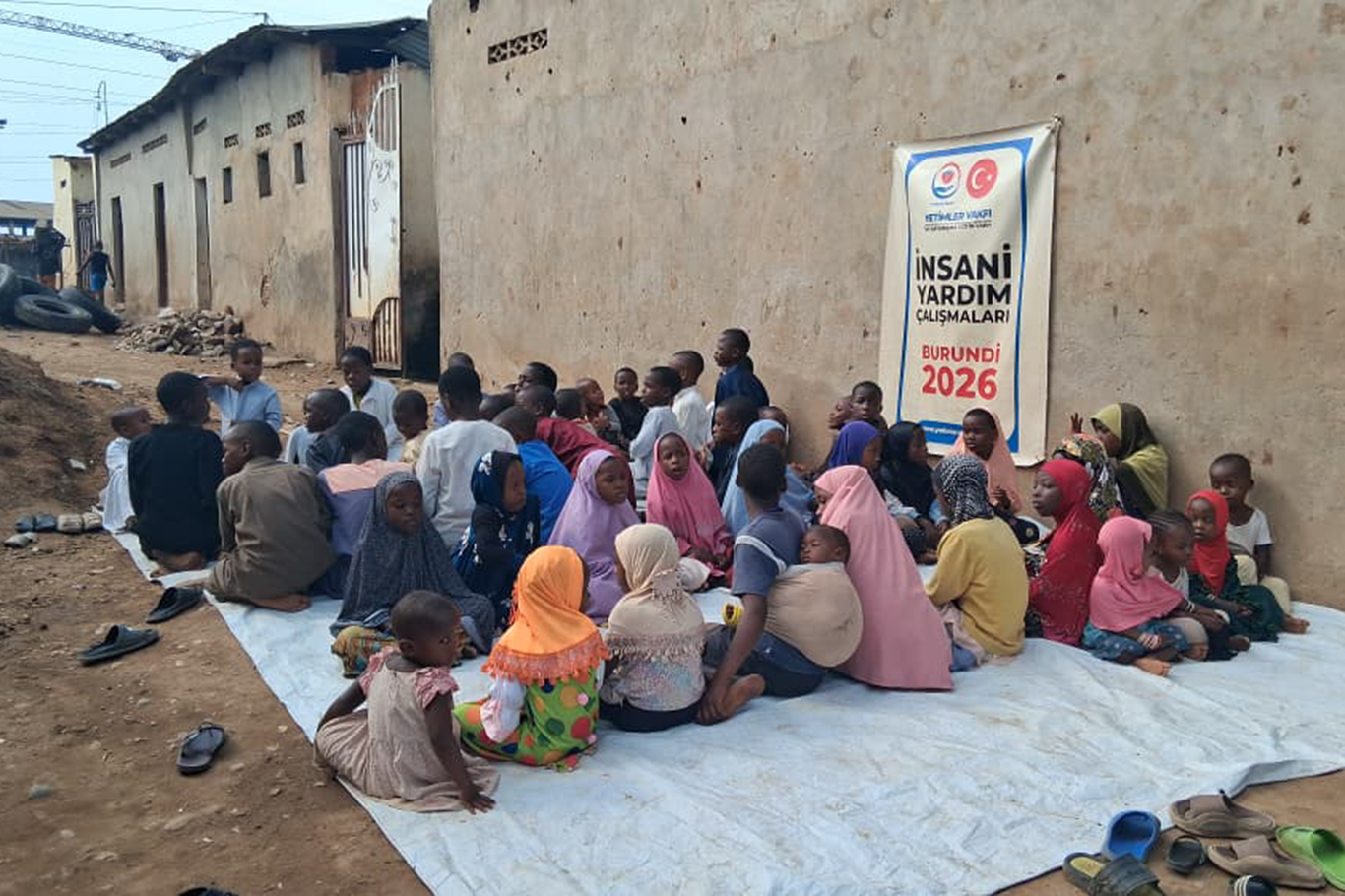 Yetimler Vakfı Afrika'da sıcak yemek dağıttı
