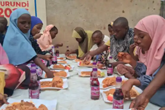 Yetimler Vakfı Afrika'da sıcak yemek dağıttı