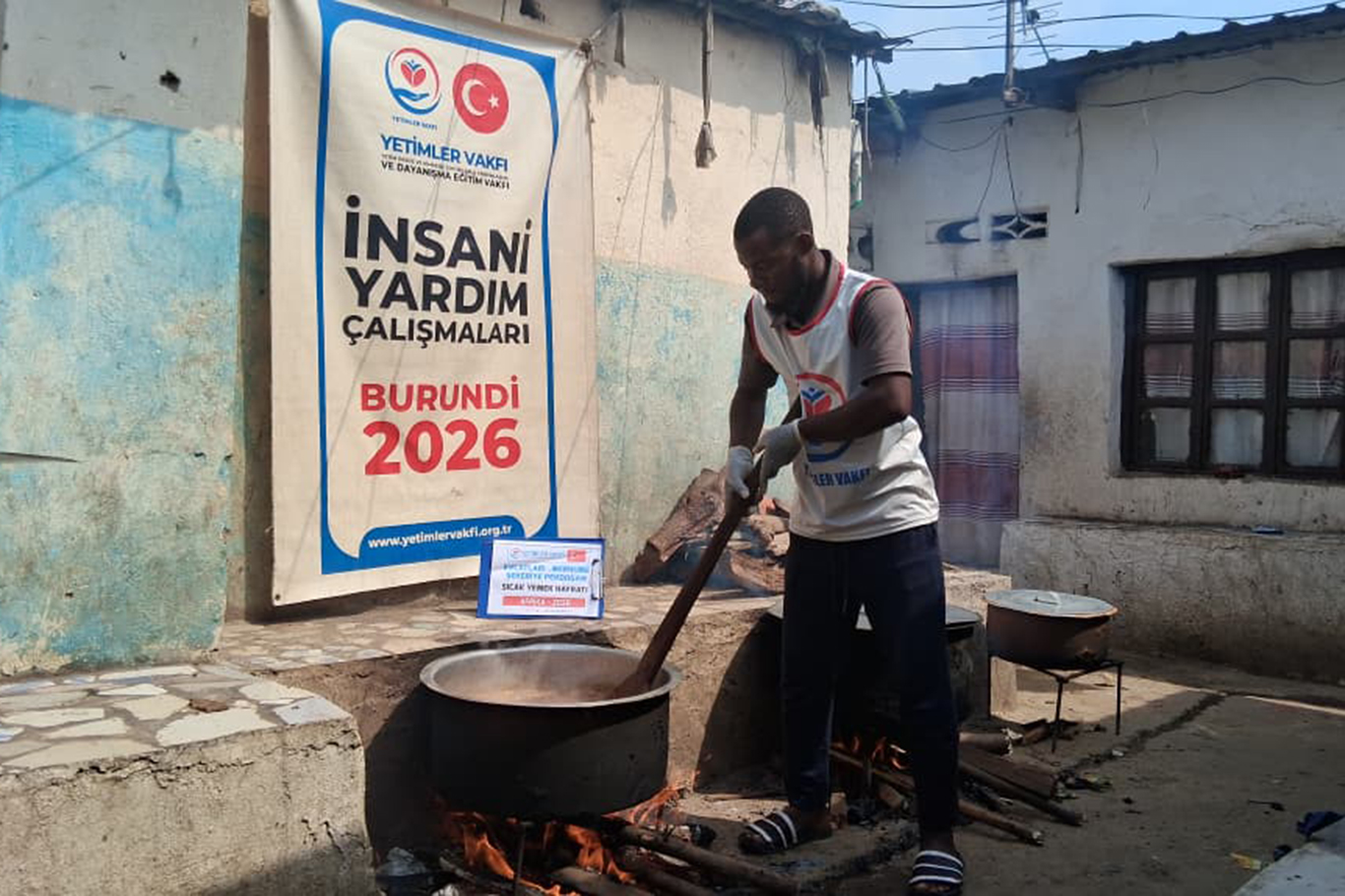 Yetimler Vakfı Afrika'da sıcak yemek dağıttı