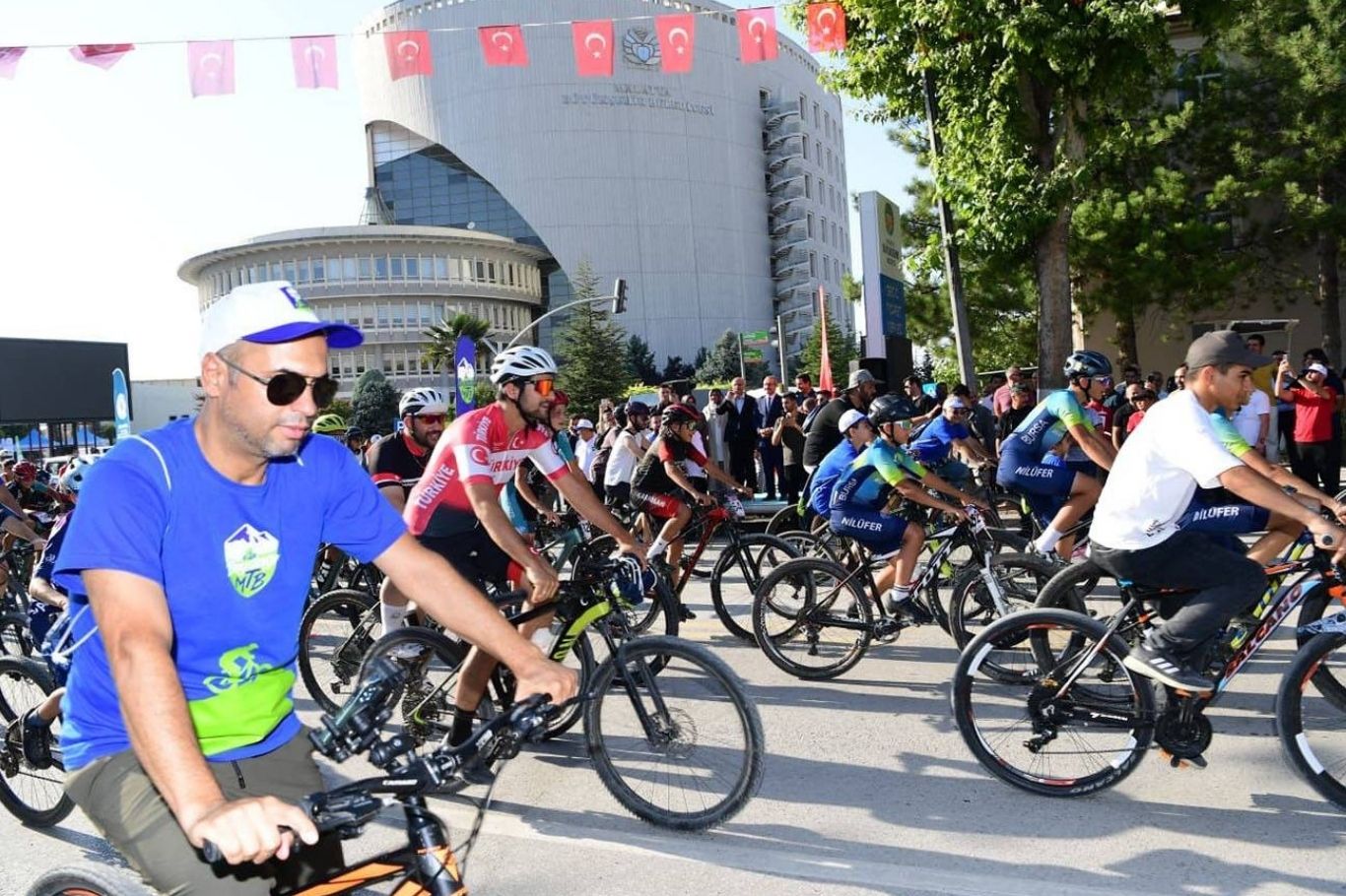 Malatya'da Uluslararası Beydağı Dağ Bisikleti Yarışı kortejle başladı