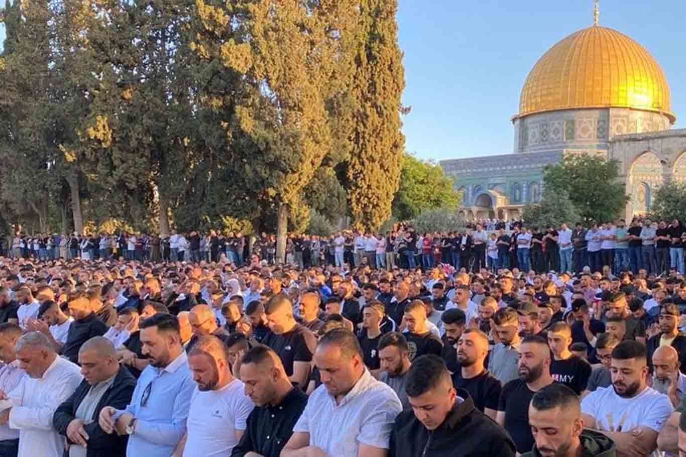 70,000 Palestinians defy Israeli restrictions to  perform Friday prayers at Al-Aqsa Mosque