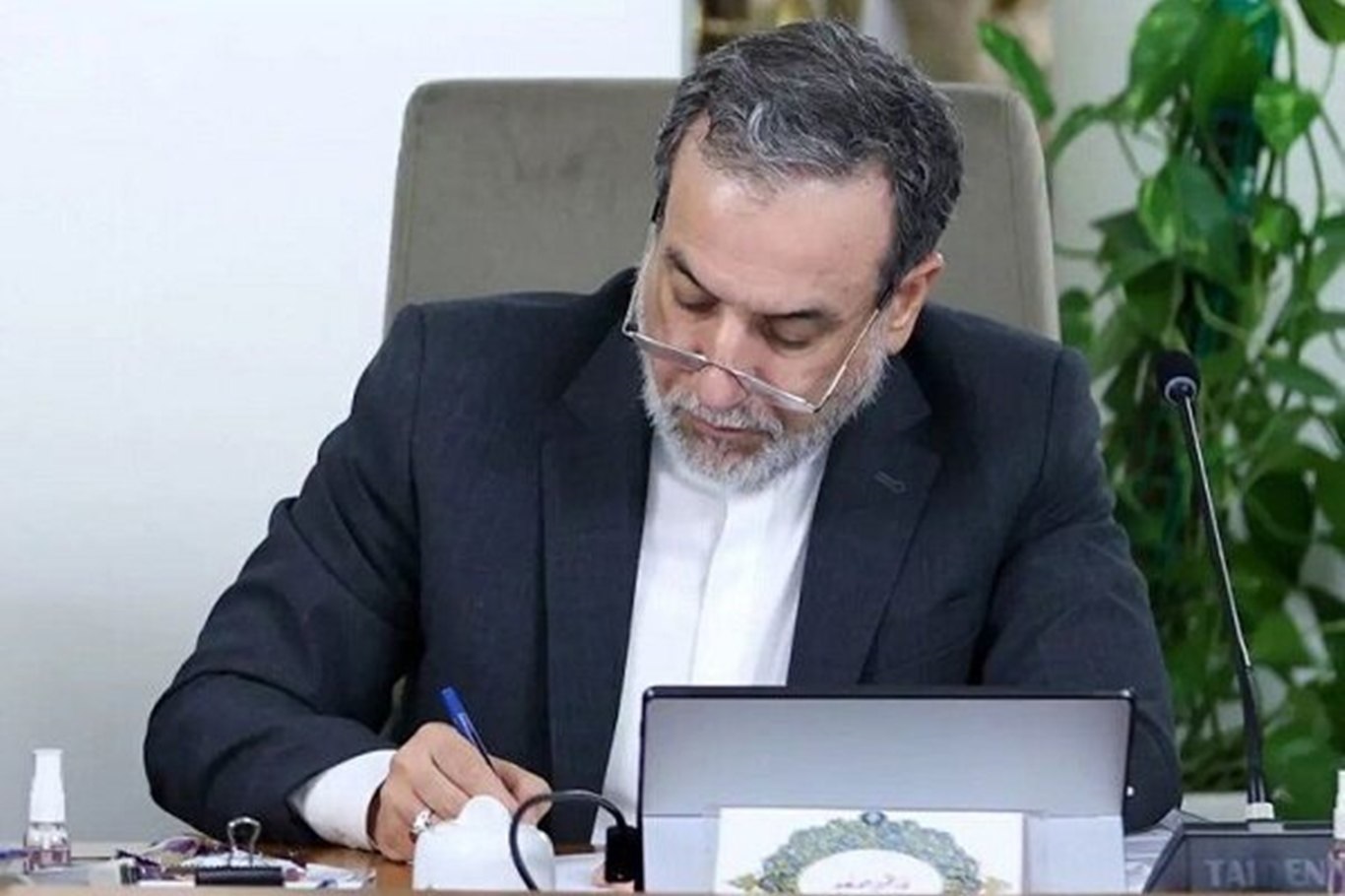 فراخوان عراقچی به کشورهای اسلامی: زمان آن فرا رسیده است که برادری حقیقی را در آغوش بگیریم