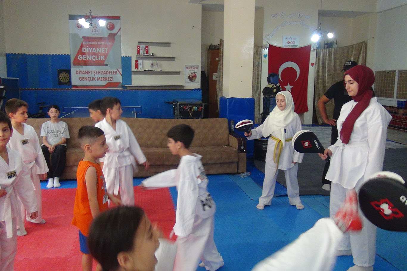 Kur'an kursu öğrencileri camide tekvando heyecanı yaşıyor