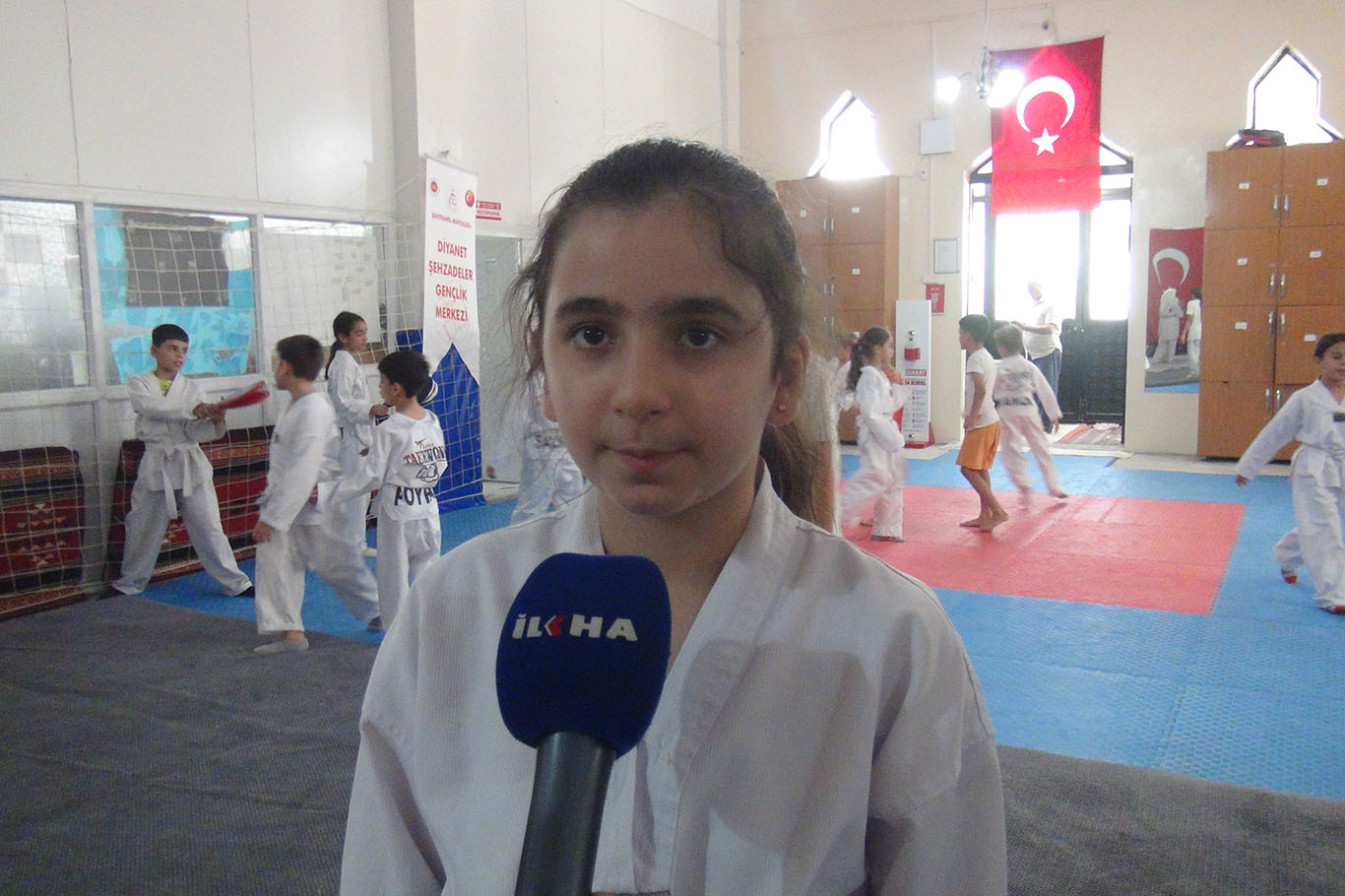 Kur'an kursu öğrencileri camide tekvando heyecanı yaşıyor
